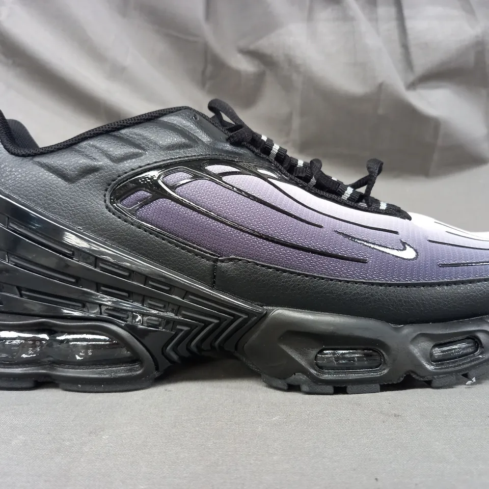 BOXED PAIR OF NIKE AIR MAX PLUS SHOES IN BLACK/GREY UK SIZE 9