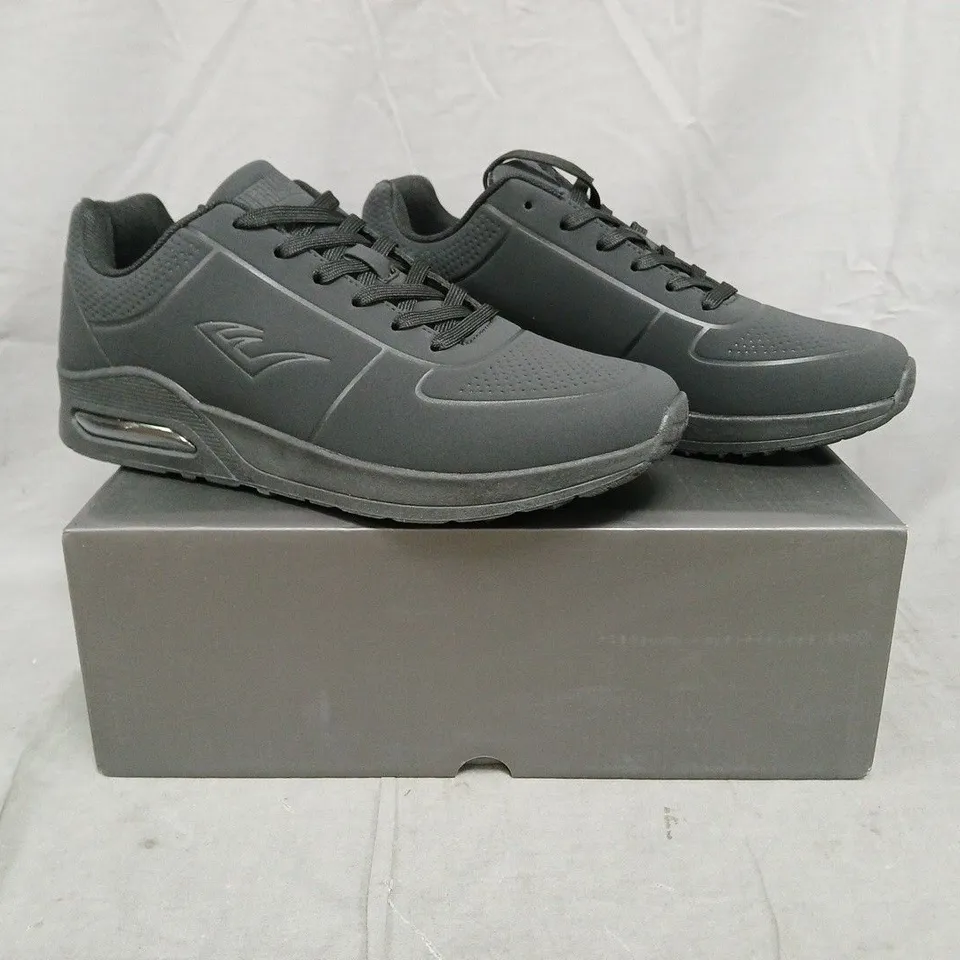 BOXED PAIR OF EVERLAST KAISO SHOES IN BLACK SIZE UK 9