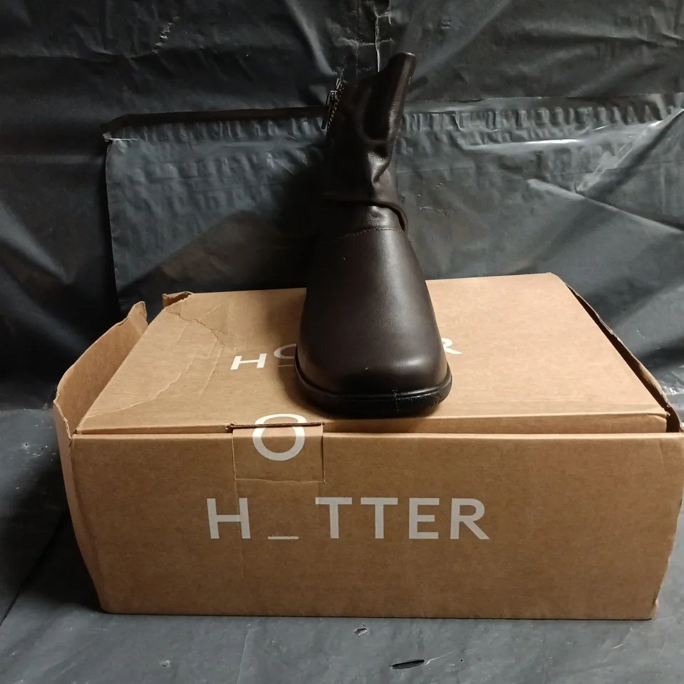 BOXED PAIR OF HOTTER WHISPER WIDE ANKLE BOOTS IN CHOCOLATE SIZE UK 6.5