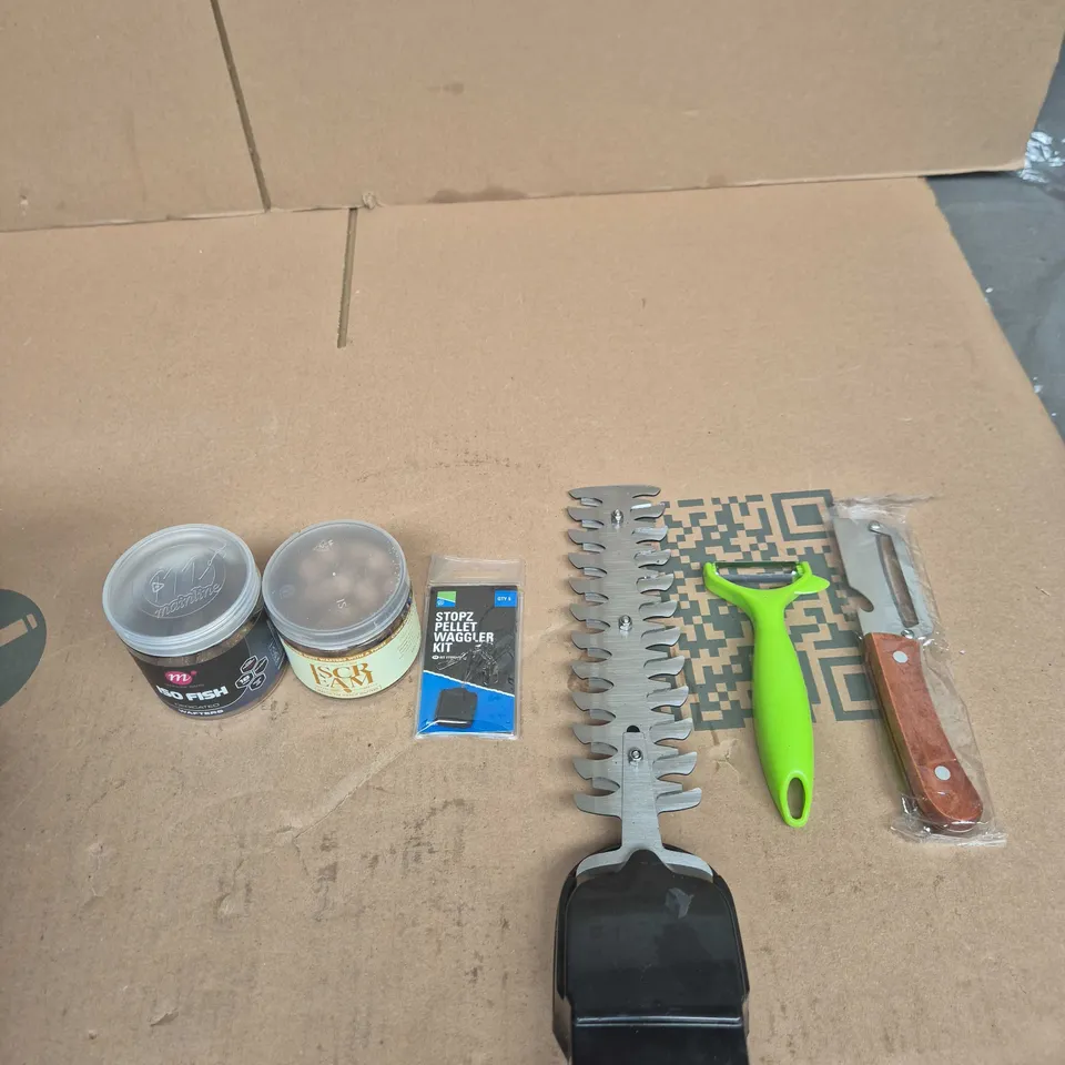 TOTE OF APPROXIMATELY 10 ASSORTED ITEMS INCLUDING STOPZ PELLET WAGGLER KIT, MAINLINE BAITS ISO FISH WAFTERS AND ONE MORE CAST ISCR MIXED SIZED DUMBBELLS