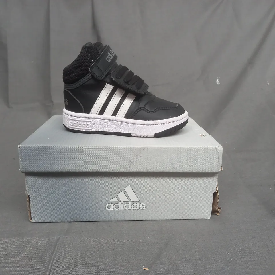 BOXED PAIR OF ADIDAS KIDS SHOES IN BLACK UK SIZE 5.5