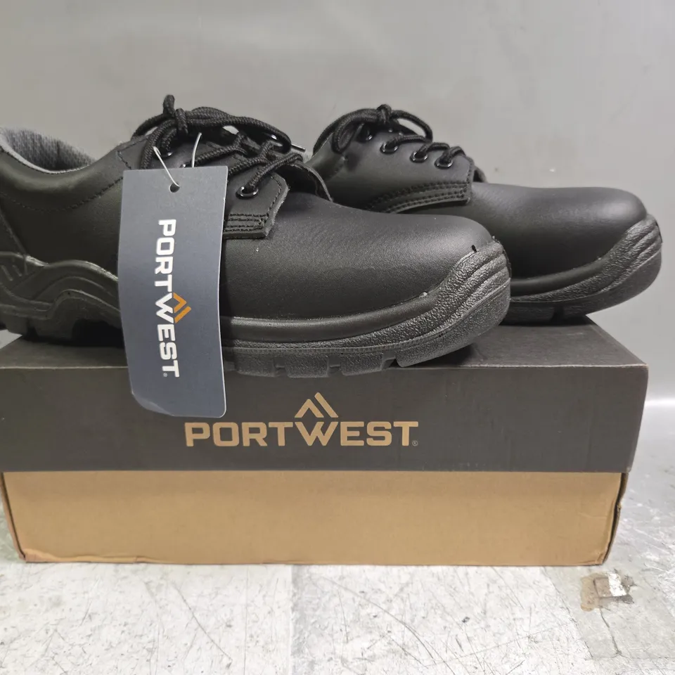BOXED PAIR OF PORTWEST SAFETY SHOES IN BLACK SIZE UK 7