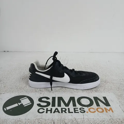NIKE BLACK & WHITE LOW-TOP SNEAKERS WITH GUM SOLE SIZE 7