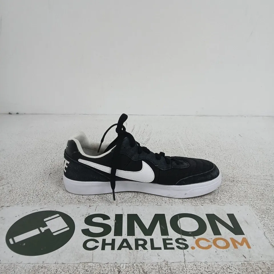 NIKE BLACK & WHITE LOW-TOP SNEAKERS WITH GUM SOLE SIZE 7