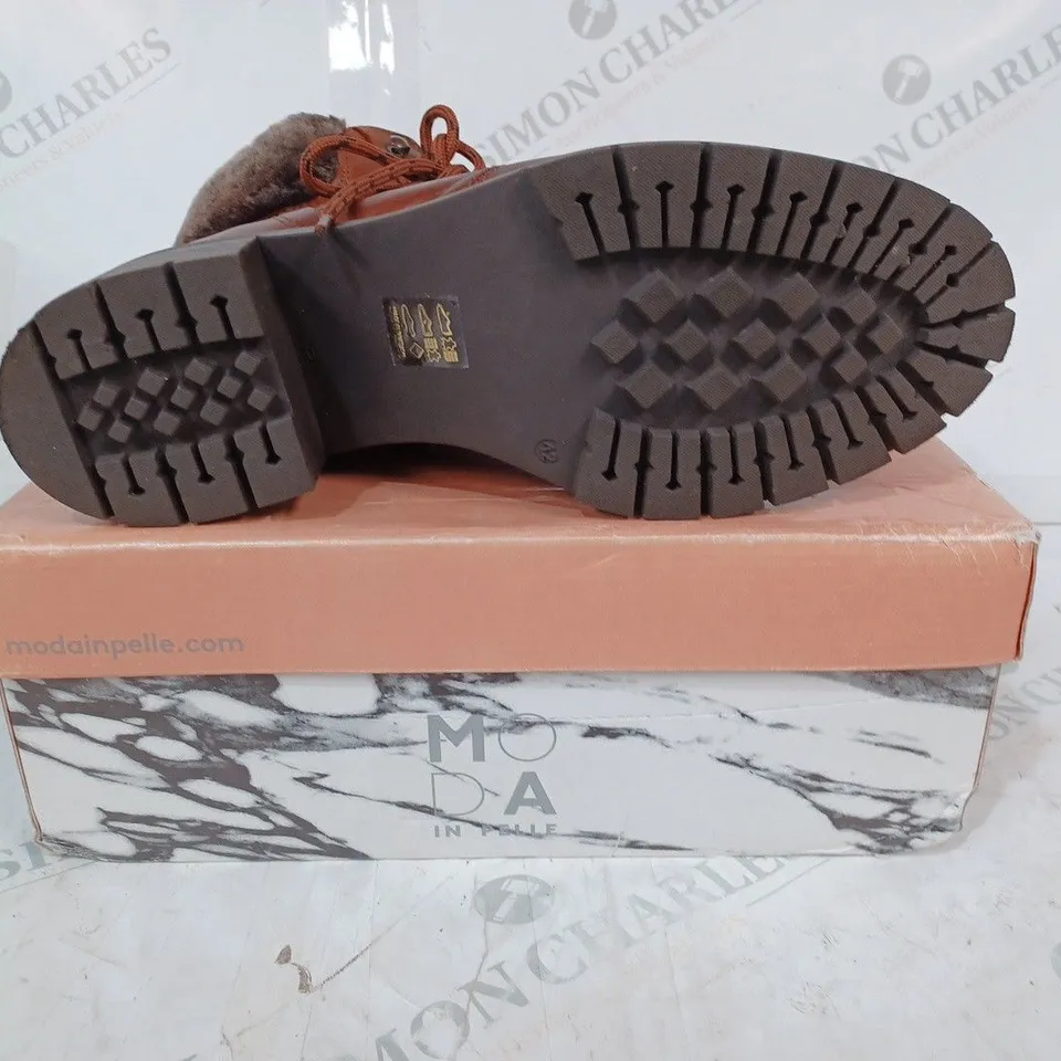 BOXED PAIR OF MODA IN PELLE CHALOTT HIKING BOOTS IN TAN SIZE 9