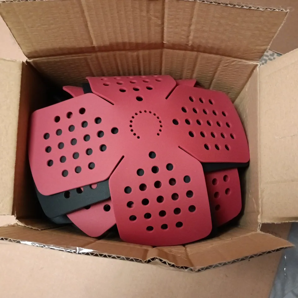 BOX OF OF APPROXIMATELY 15 CURTIS STONE SILICONE PAN PROTECTORS IN RED OR BLACK 
