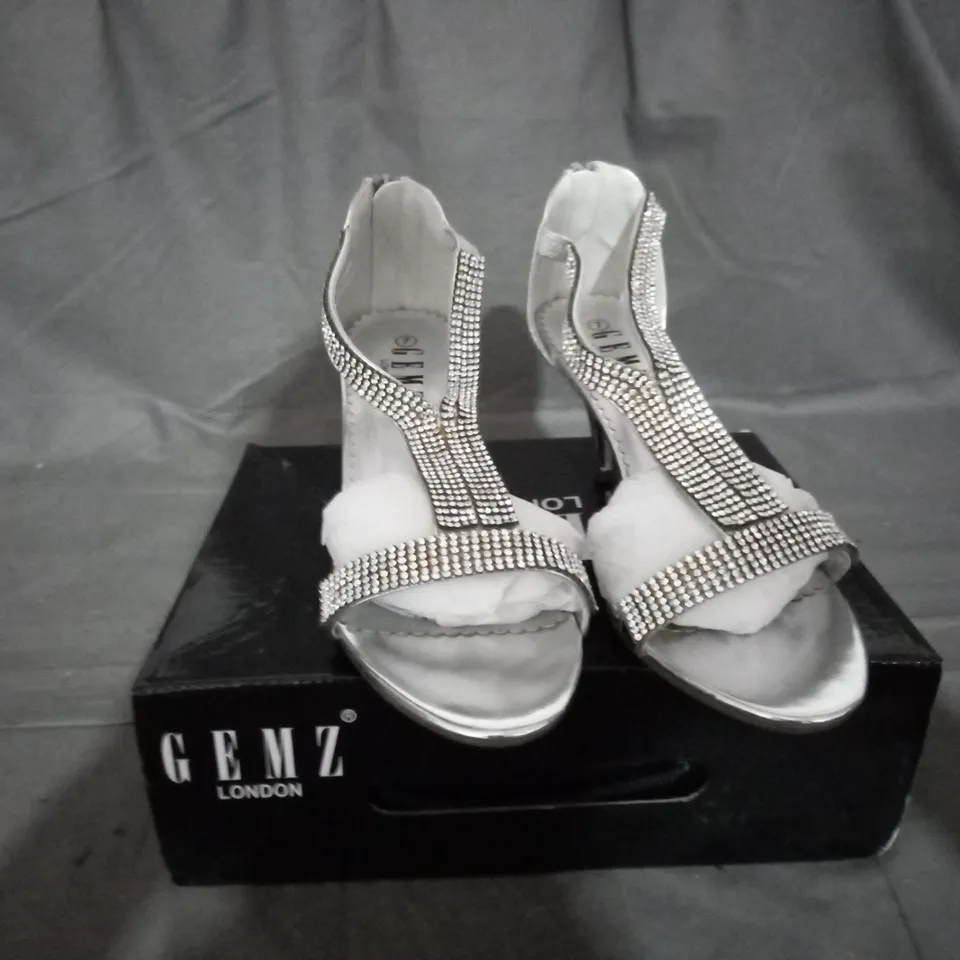 APPROXIMATELY 12 BOXED PAIRS OF GEMZ SILVER HEELED SANDALS IN VARIOUS SIZES TO INCLUDE SIZE 7 