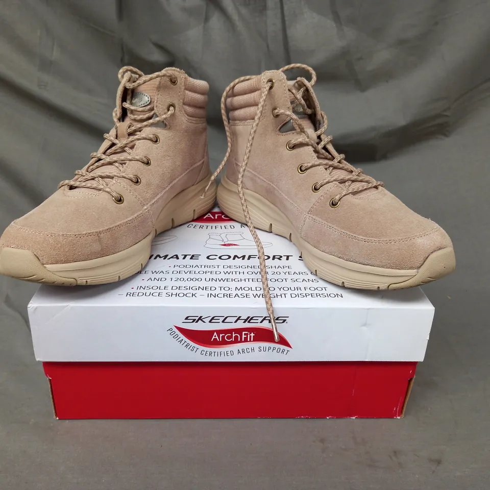 BOXED PAIR OF SKECHERS SMOOTH LACE ANKLE BOOTS IN TAUPE SIZE 5.5