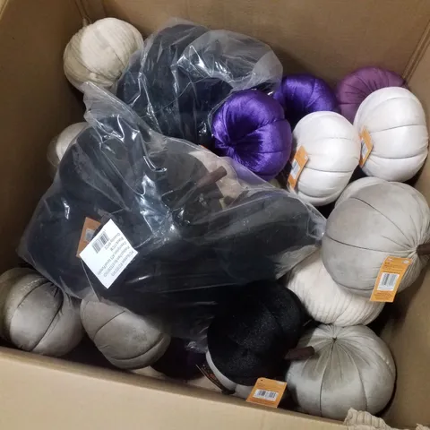 PALLET CONTAINING ASSORTED HALLOWEEN PLUSH PUMPKINS