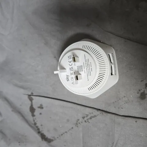 APPROXIMATELY 10 ASSORTED ITEMS INCLUDING PLUME PLUG IN AND SPARE MOBLIE PHONE BACKS 