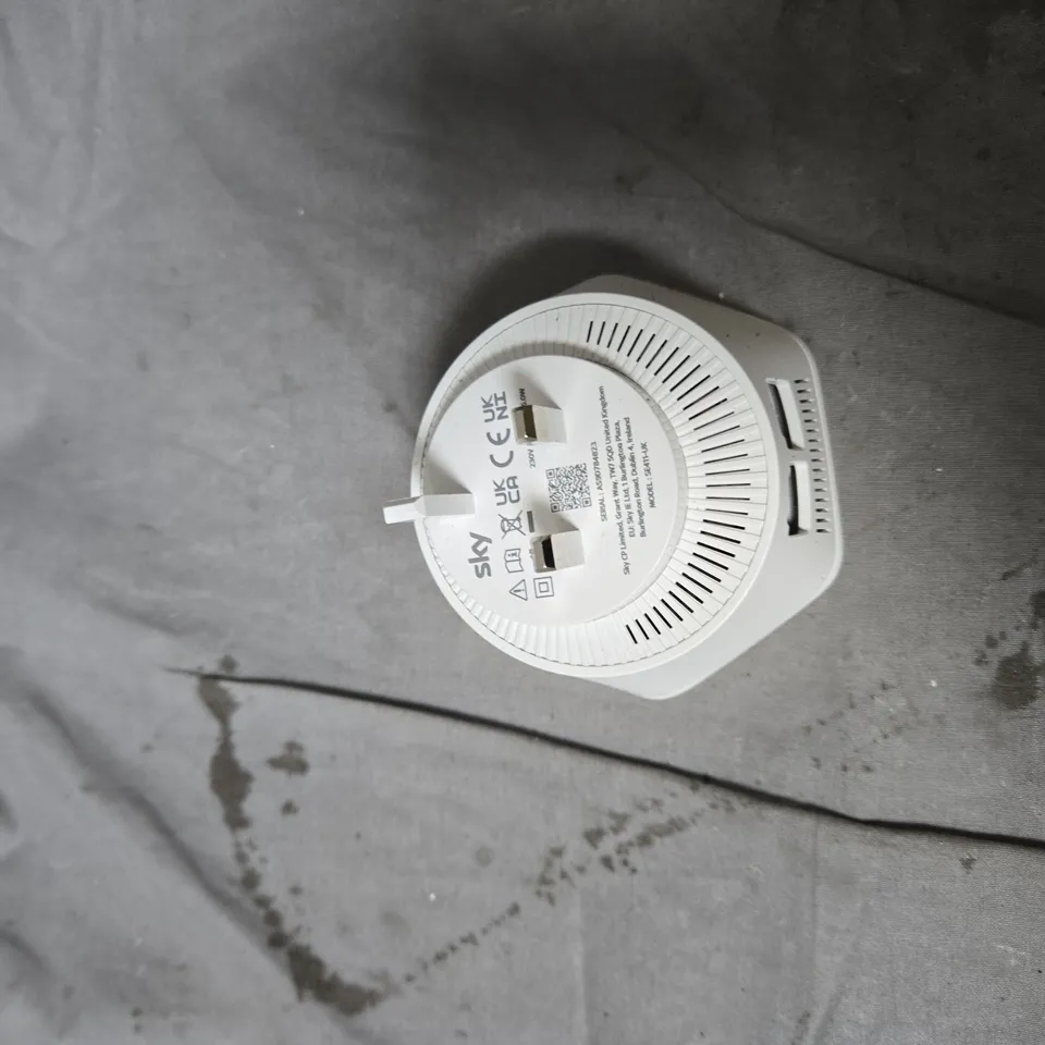 APPROXIMATELY 10 ASSORTED ITEMS INCLUDING PLUME PLUG IN AND SPARE MOBLIE PHONE BACKS 