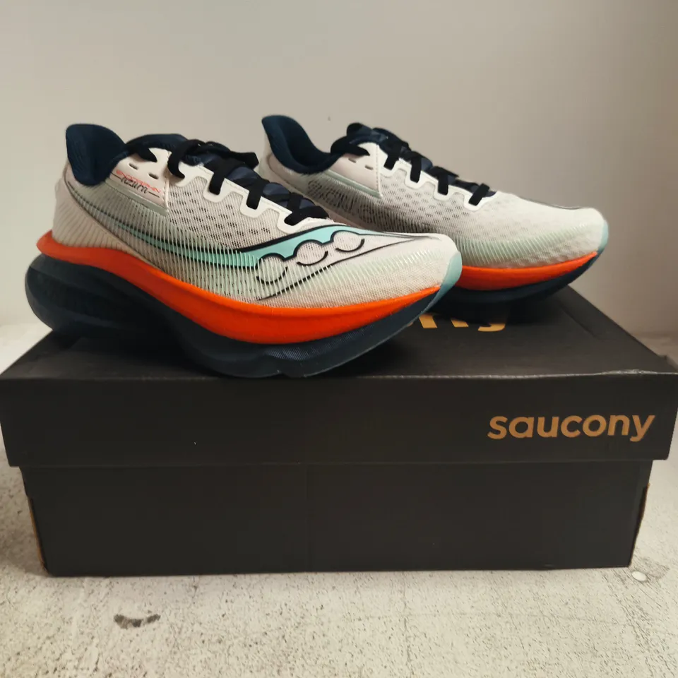 BOXED PAIR OF SAUCONY ENDORPHIN AZURA TRAINERS IN WHITE/NAVY SIZE UK 5.5