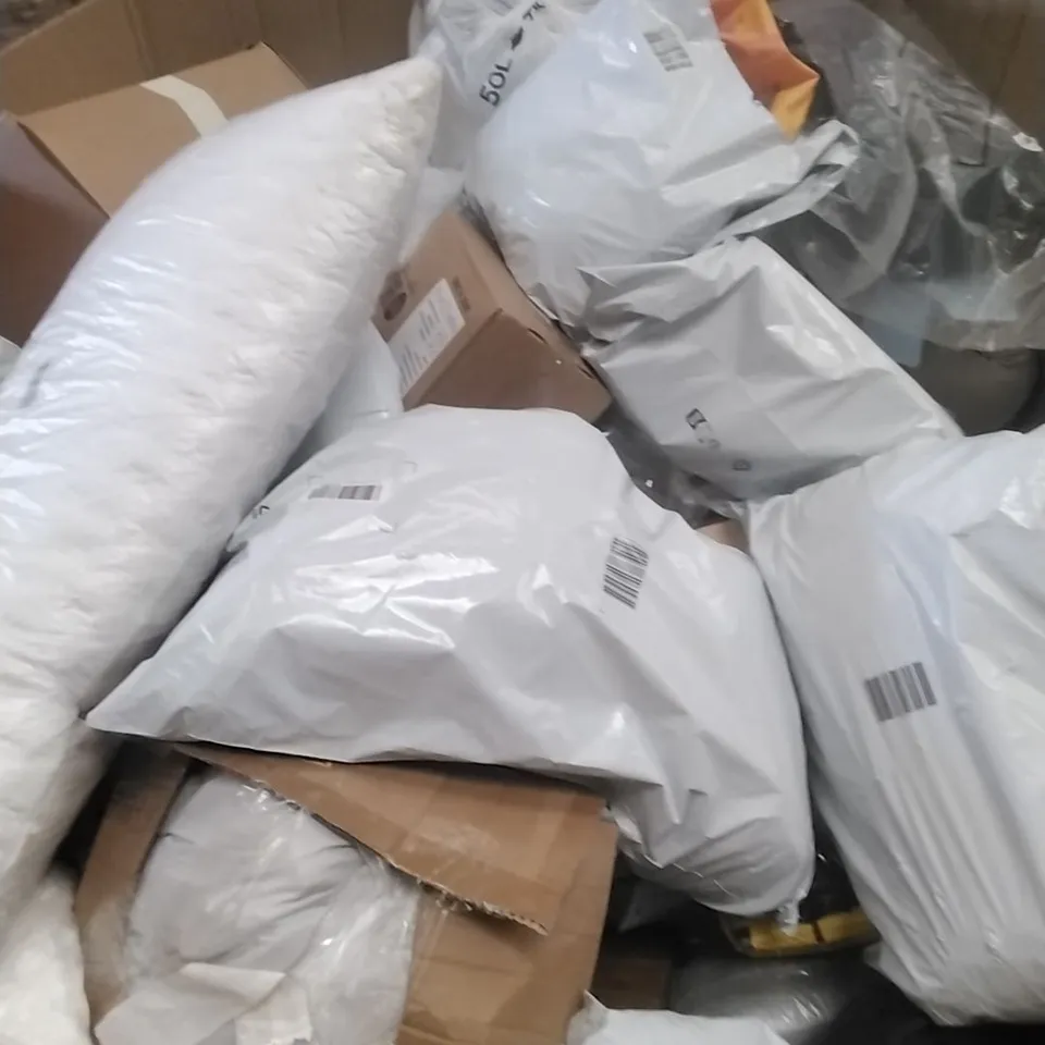 PALLET CONTAINING A LARGE QUANTITY OF PILLOWS ETC