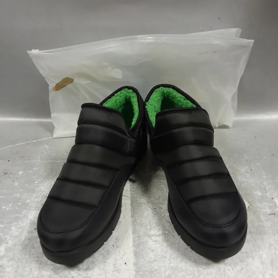 PAIR OF OODIE PUFFY BOOTS IN BLACK/GREEN SIZE 7