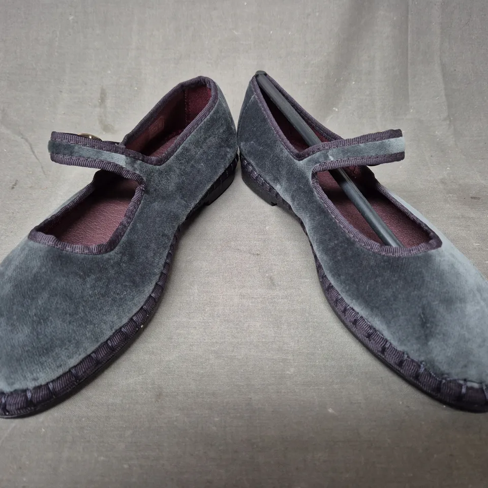 BOXED PAIR OF FLABELUS JAVERT FLAT SHOES IN GREY EU SIZE 36