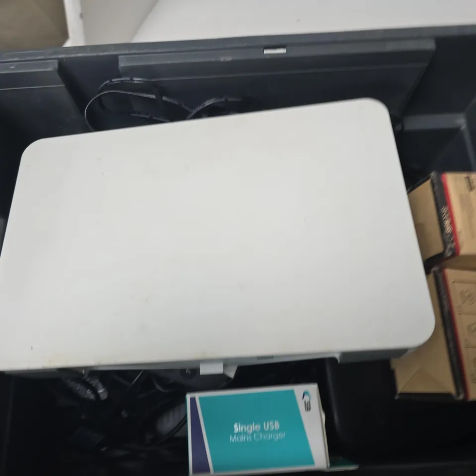 APPROXIMATELY 8 ASSORTED HOUSEHOLD ITEMS TO INCLUDE ROUTERS, SINGLE USB MAINS CHARGER, CABLES, ETC