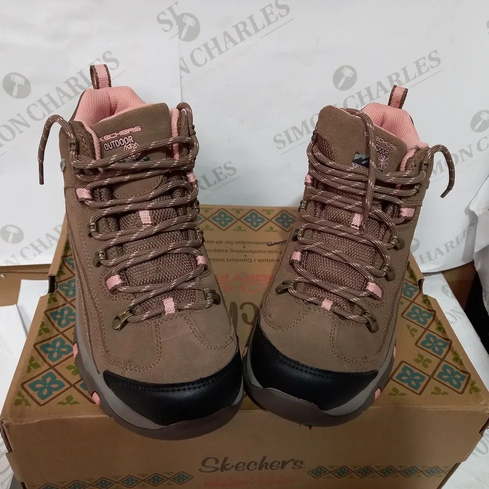 BOXED PAIR OF SKECHERS TAN WATERPROOF BOOT - SIZE 5.5
