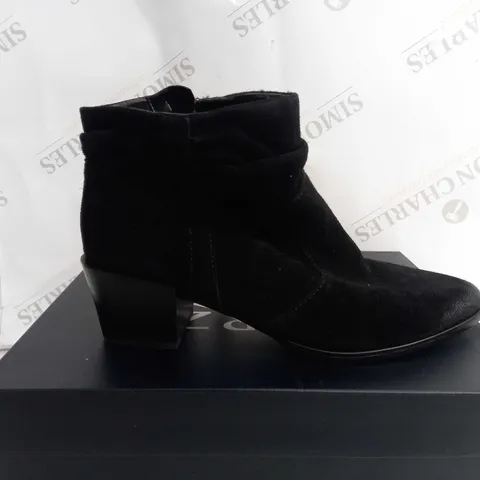 BOXED NATURALIZER GINA ANKLE BOOTS IN BLACK - SIZE 6