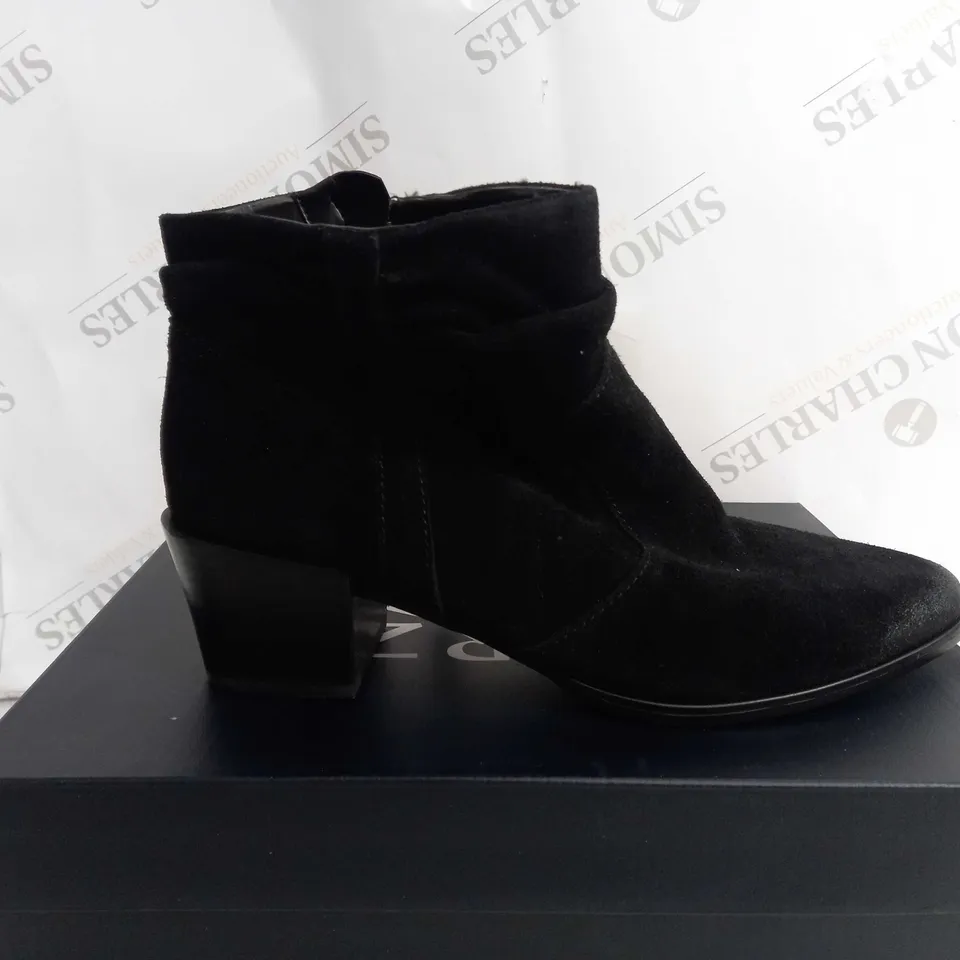 BOXED NATURALIZER GINA ANKLE BOOTS IN BLACK - SIZE 6