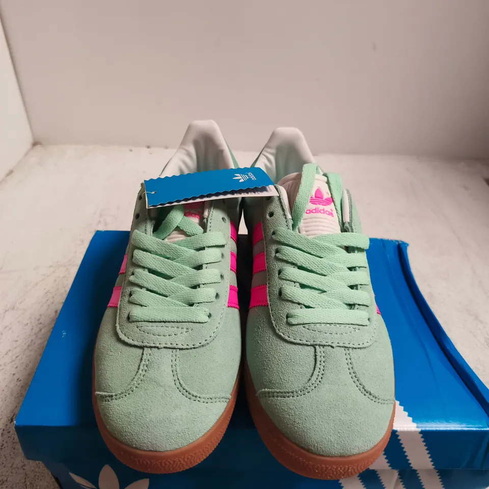 BOXED PAIR OF ADIDAS GAZELLE W TRAINERS –  UK 5