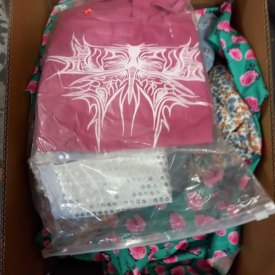 LOT OF ASSORTED CLOTHING AND ACCESSORIES TO INCLUDE; T-SHIRTS, JUMPERS ETC