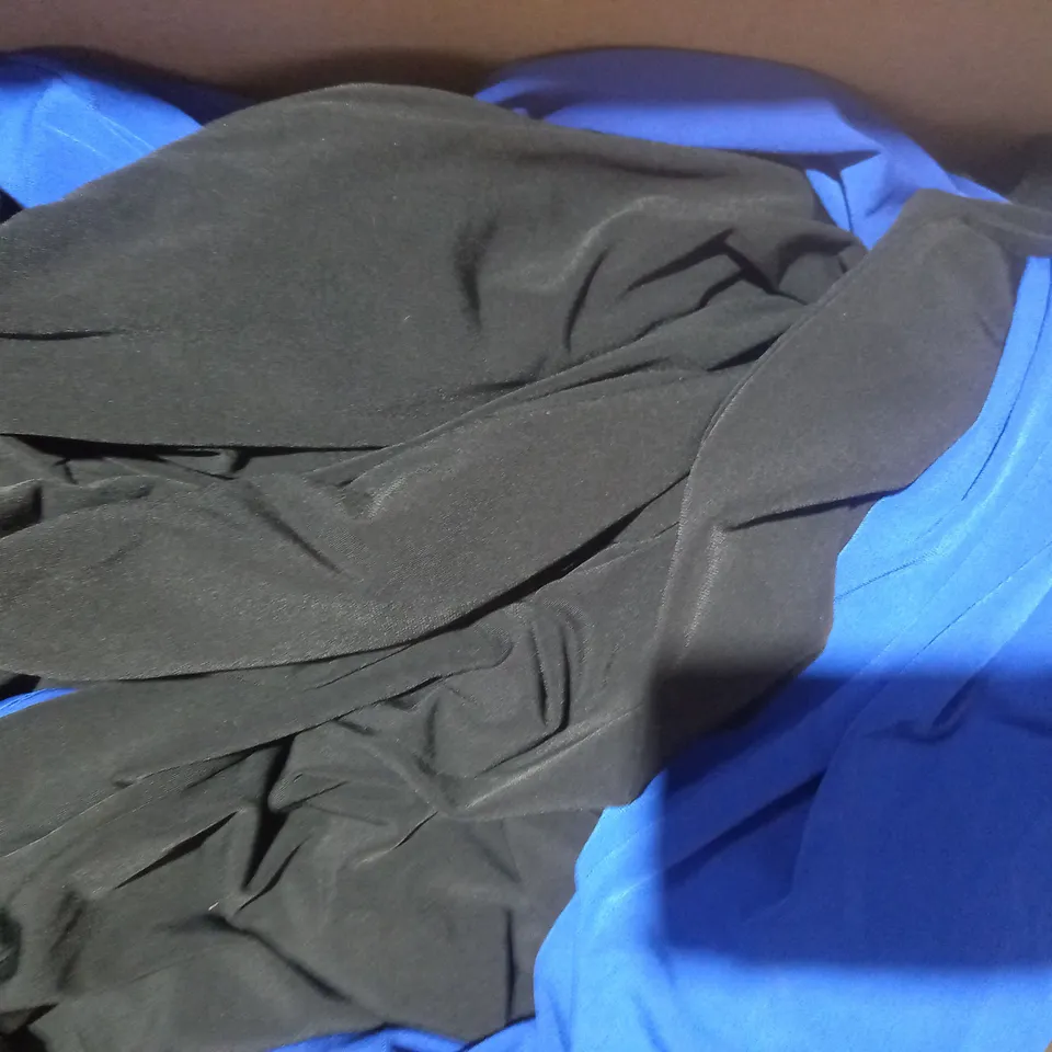 BOX OF APPROXIMATELY 10 ASSORTED CLOTHING AND FASHION ITEMS IN VARIOUS STYLES AND SIZES TO INCLUDE CUDDLE DUDS, KIM & CO, ETC