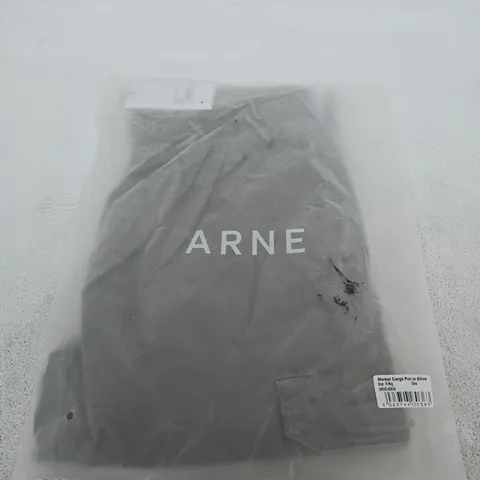 BAGGED ARNE WORKER CARGO PANT IN OLIVE – SIZE M