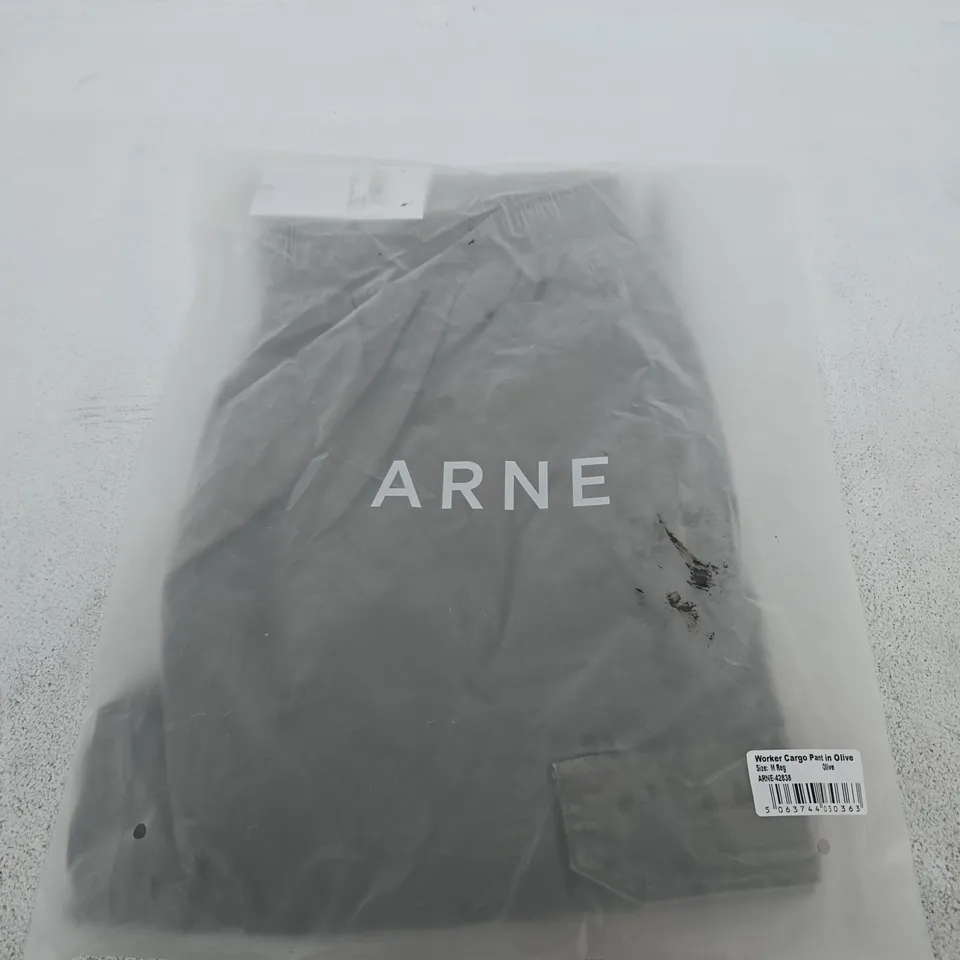 BAGGED ARNE WORKER CARGO PANT IN OLIVE – SIZE M