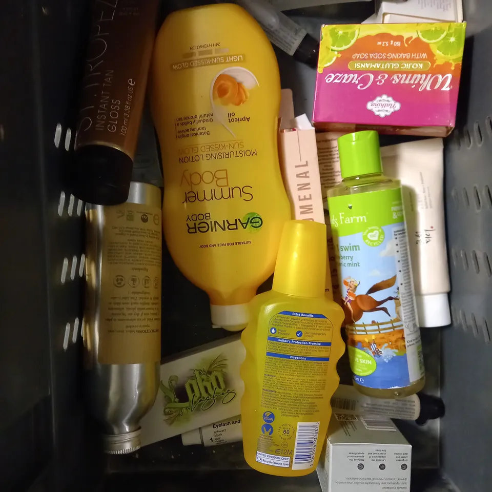 BOX OF APPROXIMATELY 20 ASSORTED HEALTH & BEAUTY PRODUCTS TO INCLUDE GIVE ME SHAMPOO, MY LITTLE COCO BODY WASH, SKIN+ME HYDRATING CLEANSER ETC 