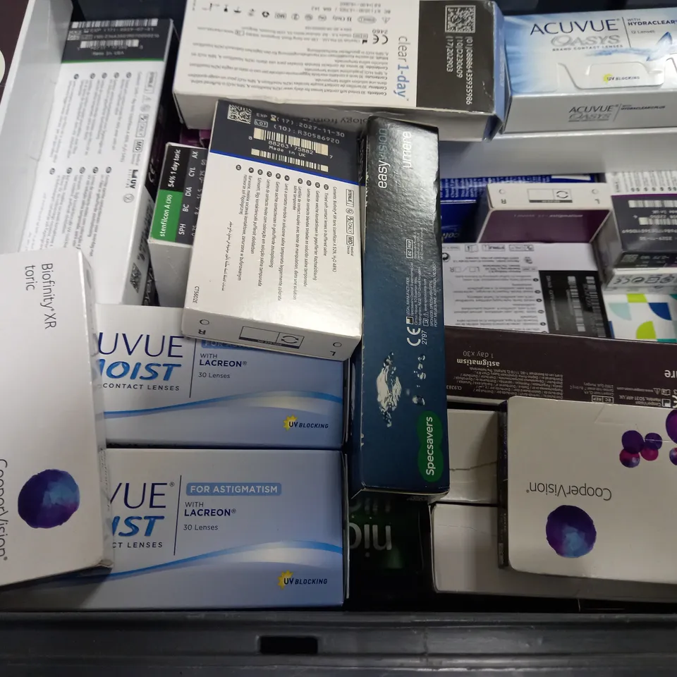 BOX OF APPROX 20 ASSORTED VISION CARE ITEMS TO INCLUDE - SPECSAVERS SENTIAL CONTACT LENSES - ACUVUE MOIST CONTACT LENSES - CONTACT LENSE CASE ETC