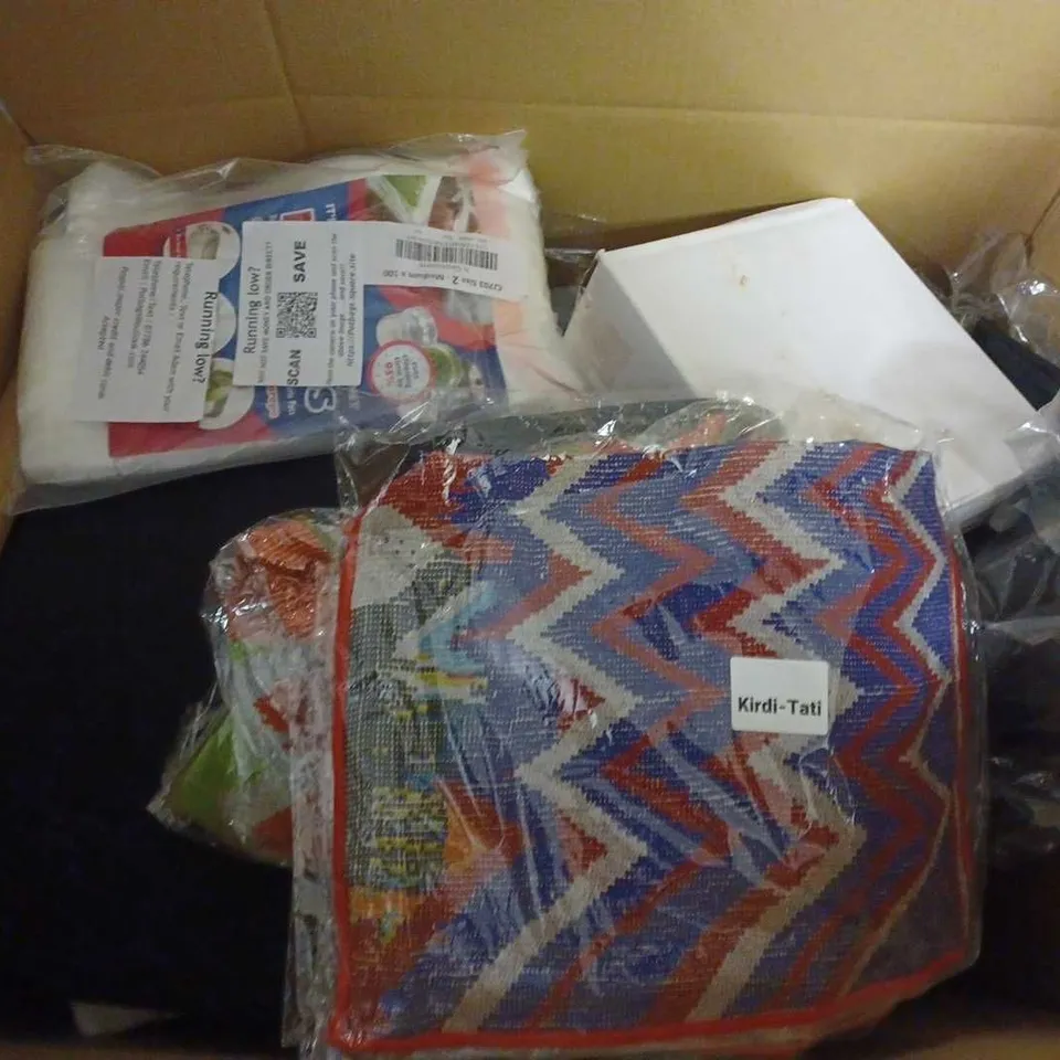 BOX OF APPROXIMATELY 20 ASSORTED ITEMS TO INCLUDE -  PUKKA PAD , TEAPOT , PRINTED CUP ETC