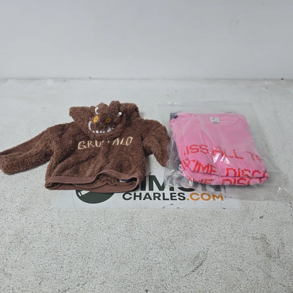 BOX OF APPROXIMATELY 25 ASSORTED ITEMS TO INCLUDE T SHIRTS, CHILDRENS GRUFFALO TOP WITH HOOD ETC