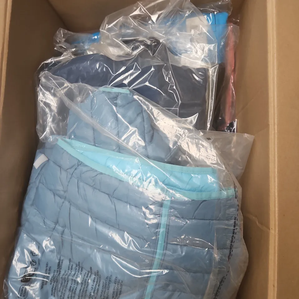 APPROXIMATELY 22 BRAND NEW REGATTA KIDS CLOTHING ITEMS IN VARIOUS SIZES, STYLES AND COLOURS TO INCLUDE HURDLE JACKET, HOODED MARIZION, SKANDER III, ETC