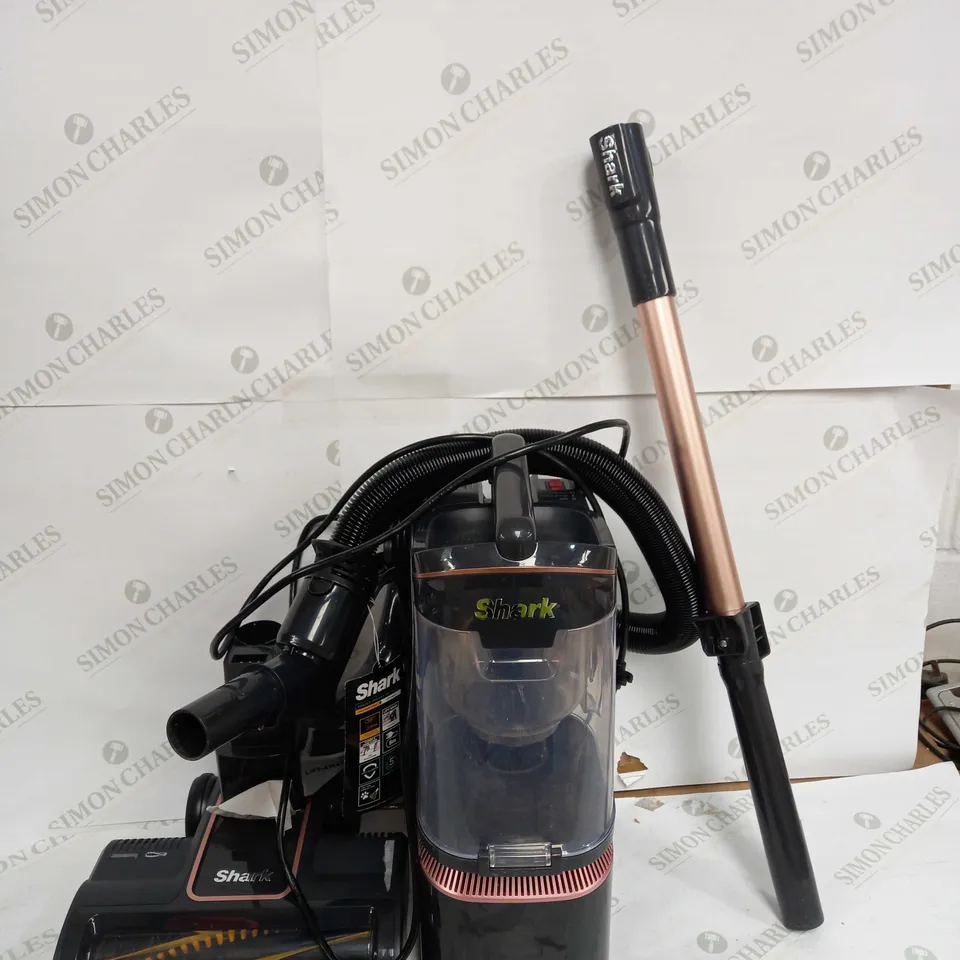 SHARK ANTI HAIR WRAP UPRIGHT PET-HAIR VACUUM