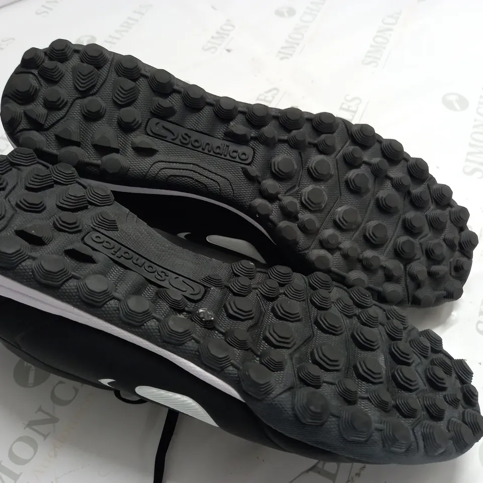 SONDICO BLACK SPORTS TRAINERS - UK 11