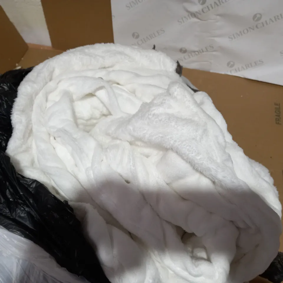 WHITE SUPERKING THROW