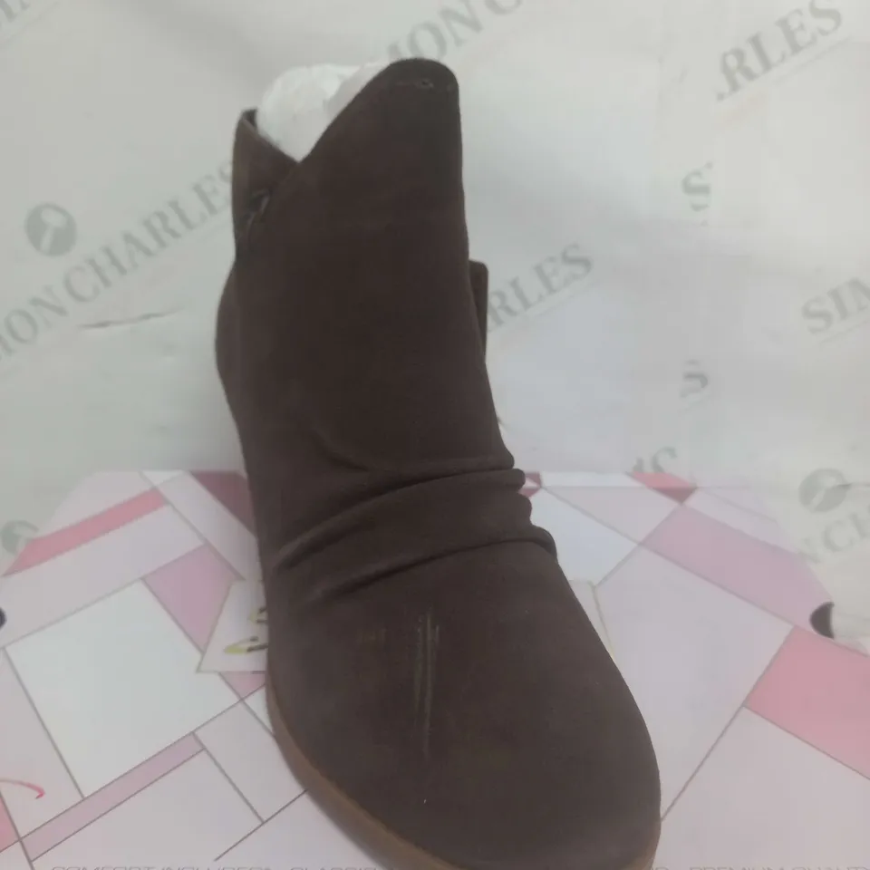 SKECHERS LADIES WATER RESISTANT SUEDE BROWN BOOTS SIZE 5