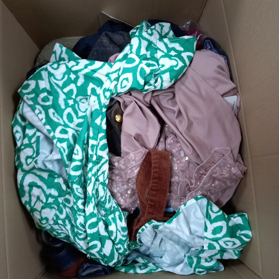 BOX OF APPROXIMATELY 20 CLOTHING ITEMS TO INCLUDE TOPS, JACKETS, JUMOERS ETC 