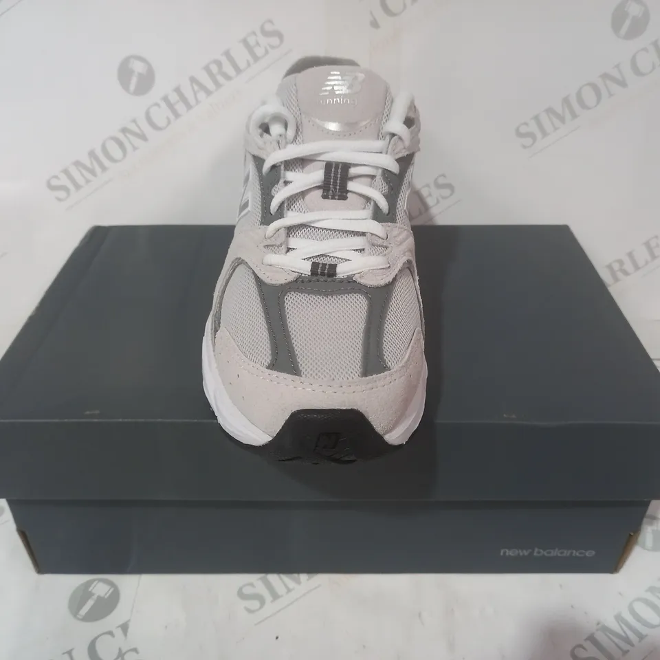 BOXED PAIR OF NEW BALANCE TRAINERS IN GREY UK SIZE 4.5