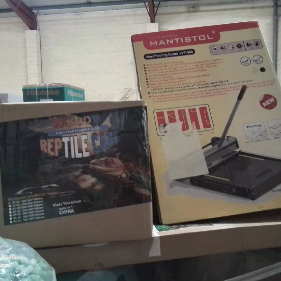 PALLET CONTAINING VARIOUS ASSORTED ITEMS TO INCLUDE: LARGE BATH MAT, SEVERAL REPTILE CAGES, VINYL FLOOR CUTTER ETC.