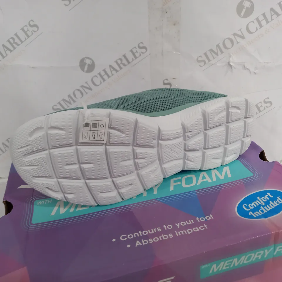 BOXED PAIR OF WOMENS SKECHERS SIZE 7