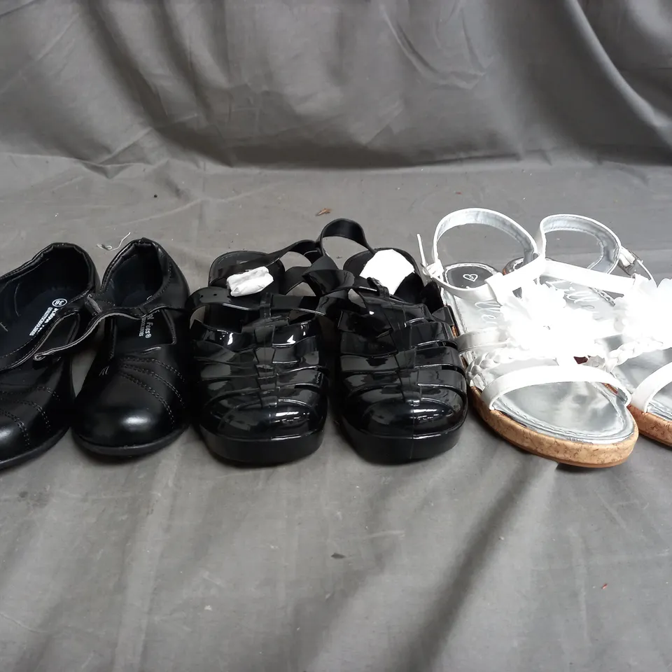 APPROXIMATELY 15 ASSORTED KIDS PAIRS OF SHOES IN VARIOUS COLOURS, STYLES, AND SIZES