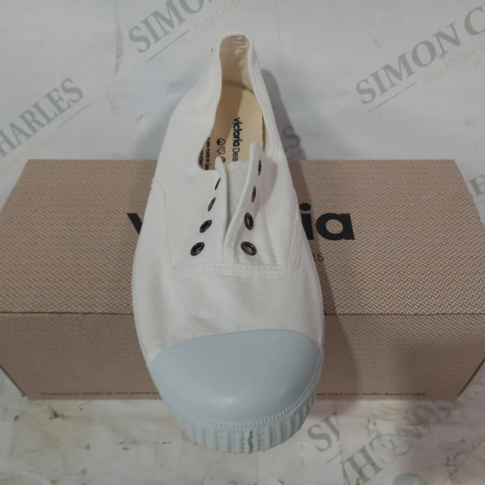 BOXED PAIR OF VICTORIA SHOES IN WHITE EU SIZE 39