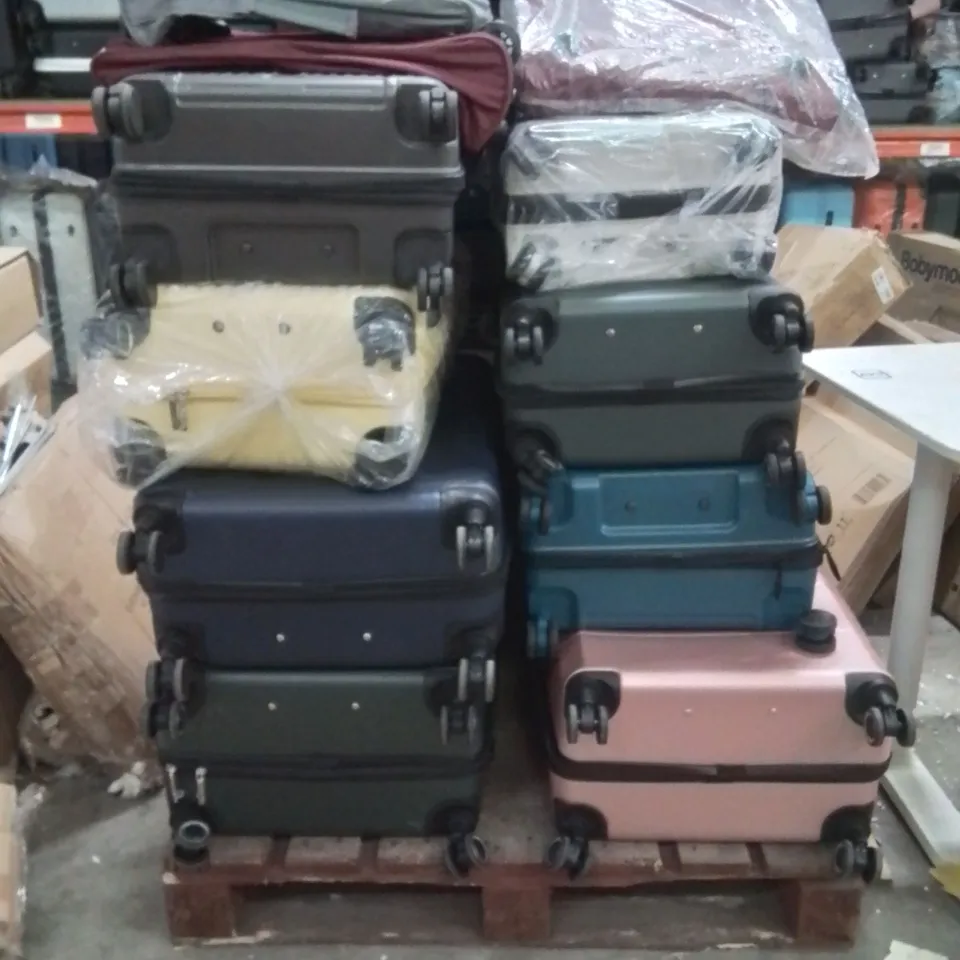 PALLET OF LUGG SUITCASES 