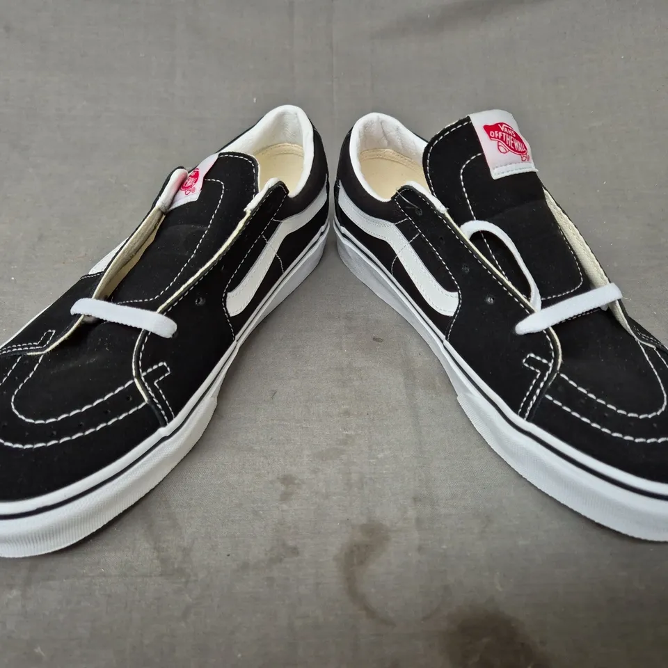 BOXED PAIR OF VANS SK8-LOW SHOES IN BLACK/WHITE UK SIZE 9