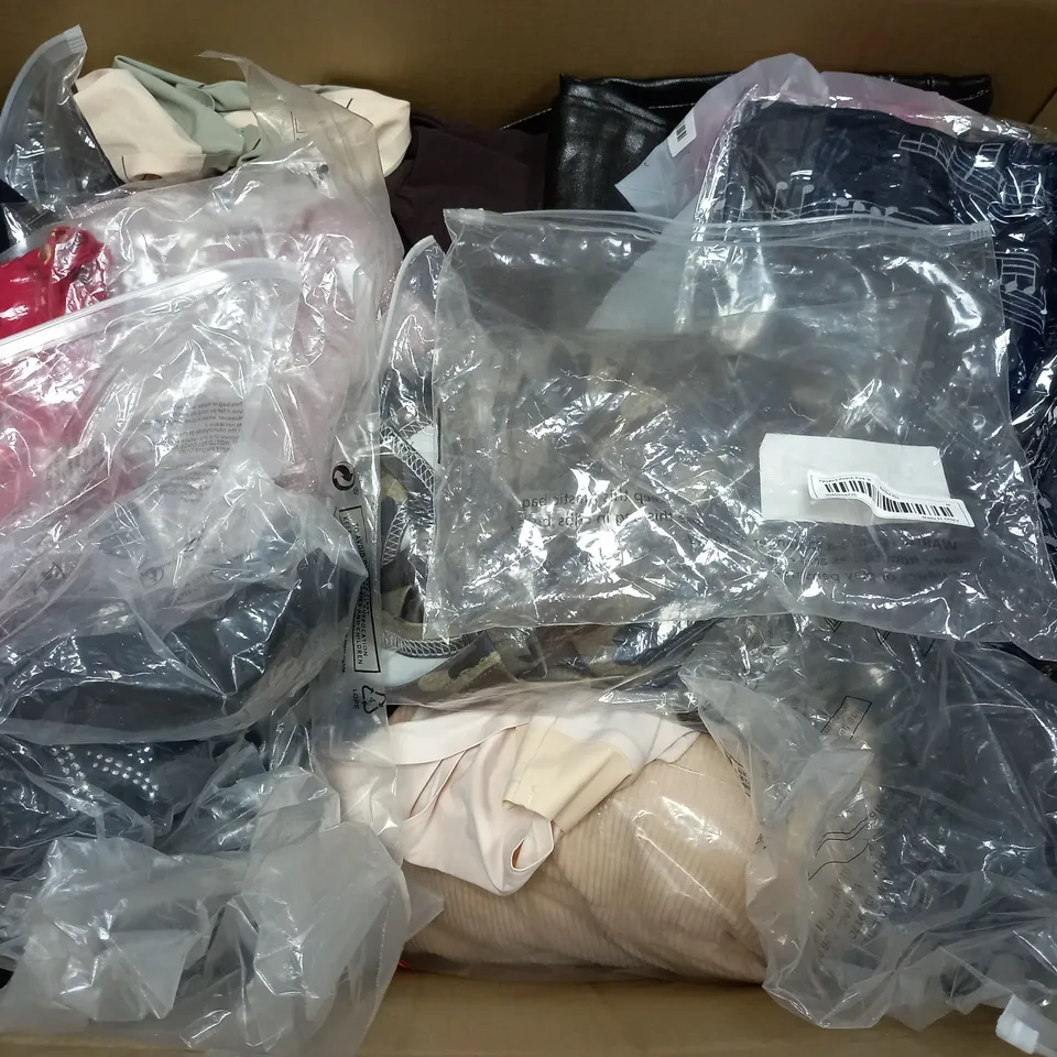 BOX OF APPROXIMATELY 25 ASSORTED CLOTHING ITEMS TO INCUDE - GLOVES,  JUMPERS , T-SHIRTS , TROUSERS,ECT 