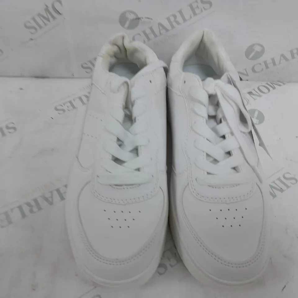 PAIR OF BENETTON LOWS IN WHITE - EU 40