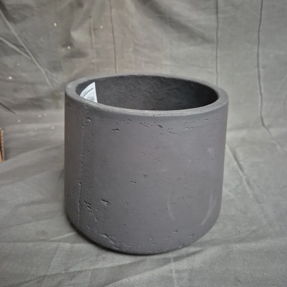 PATT L, BLACK WASHED POT