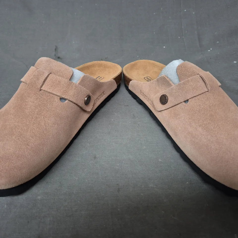 BOXED PAIR OF BIRKENSTOCK SHOES IN BLUSH EU SIZE 39