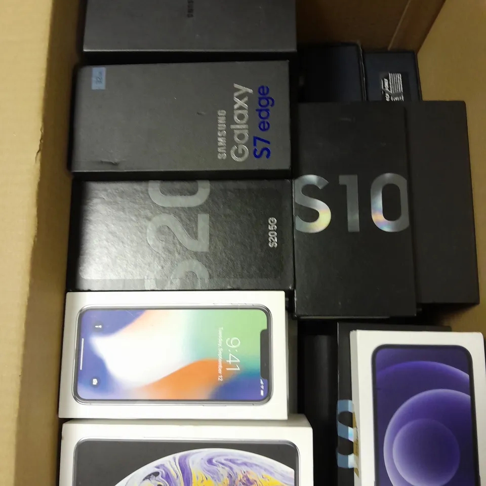 APPROXIMATELY 30 EMPTY SMARTPHONE DISPLAY BOXES FOR VARIOUS MODELS TO INCLUDE IPHONE & SAMSUNG 